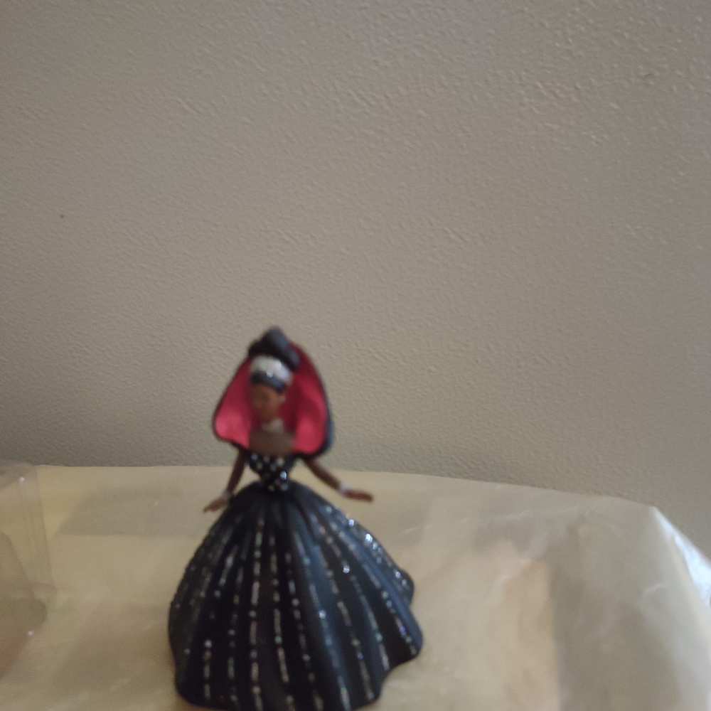 BRAND NEW!!! VINTAGE HALLMARK KEEPSAKE AFRICAN AMERICAN BARBIE. 1973-1998